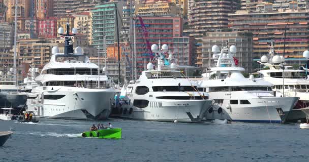 Монако, Монте-Карло, 28 сентября 2017 г.: Крупнейшая выставка яхт и лодок в Монако, яхтенные брокеры и богатейшие клиенты на тендерах и шаттлах, движение лодок — стоковое видео