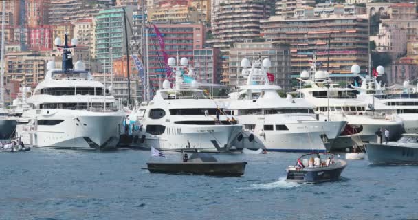Monako, Monte-Carlo, 28 Září 2017: Největší výstava jachet a lodí v Monaku, jachet makléřů a nejbohatších klientů na nabídkových řízeních a kyvadlové lodě, provoz lodí — Stock video