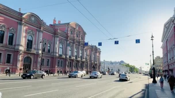 俄罗斯圣彼得堡，2020年6月2日：Covid-19病毒大流行期间内夫斯基展望的建筑，阿尼奇科夫宫和桥的立面，交通工具，长长的阴影 — 图库视频影像