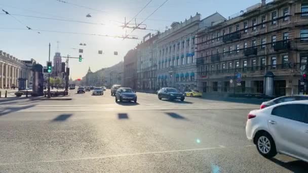 Rússia, São Petersburgo, 02 de junho de 2020: A encruzilhada de Nevsky e Sadovaya, A arquitetura de Nevsky Prospect ao pôr do sol durante a pandemia do vírus Covid-19, Gostiny yard, longas sombras — Vídeo de Stock