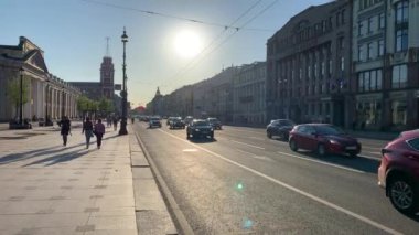 Rusya, St.Petersburg, 02 Haziran 2020: Nevsky ve Sadovaya kavşağı, Nevsky Prospect 'in günbatımındaki mimarisi Covid-19 virüsü salgını sırasında, Gostiny yard, uzun gölgeler