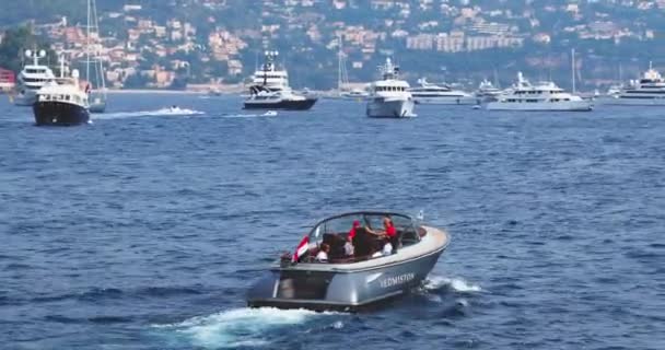 Monaco, Monte-Carlo, 29 September 2017: Yachts participants of Yacht show stand at port Oat-flakes along the coast, expecting viewing of clients, brokers and guests of an exhibition — Stock Video