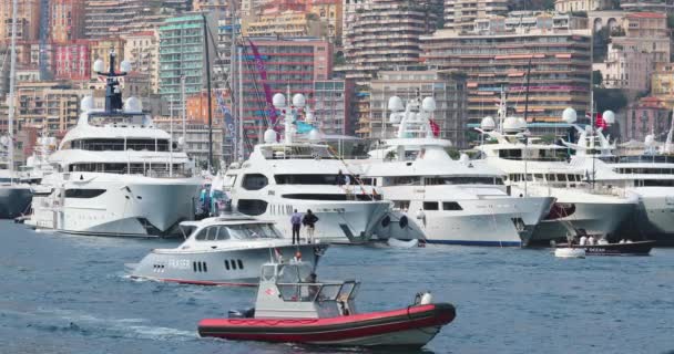 Монако, Монте-Карло, 28 сентября 2017 г.: Крупнейшая выставка яхт и лодок в Монако, яхтенные брокеры и богатейшие клиенты на тендерах и шаттлах, движение лодок — стоковое видео