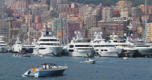 Monaco, Monte-Carlo, 28. September 2017: Die größte Ausstellung von Yachten und Booten in Monaco, Yachtmakler und reichste Kunden bei Ausschreibungen und Shuttlebooten, Schiffsverkehr — Stockvideo