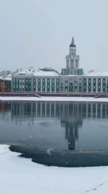 St. Petersburg 'un karla kaplı seti, Antropoloji Müzeleri ve Pyotr Etnografisi' nin olanaksız kış manzarası Rus Bilimler Akademisi, tuhaflıklar kabinesi