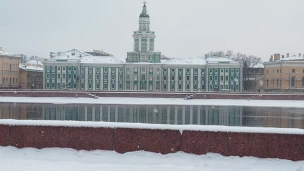 Paisagem de inverno improvável do dique coberto de neve de São Petersburgo, Museus de Antropologia e Etnografia de Pyotr grande a Academia russa de Ciências, gabinete de curiosidades — Vídeo de Stock