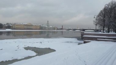 Rusya Bilimler Akademisi Antropoloji ve Etnoğrafya Müzeleri, Saray Köprüsü, Peter ve Paul Kalesi 'nin karla kaplı setin resimli kış manzarası