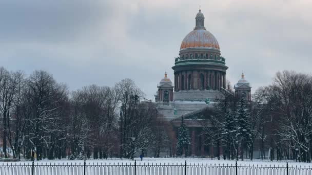 St. Petersburg 'daki St. Isaacs Katedrali' nin manzarası. Kar yağıyor, hava bulutlu, kimse yok. — Stok video