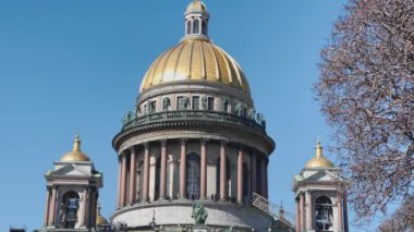 Güneşli havalarda St. Isaacs Katedrali 'nin sütunları baharın ilk güneşli günleri yapraksız ağaçlar, Rusya, St. Petersburg.