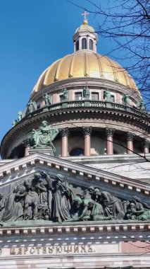 St.Isaacs Katedrali 'nin güneşli havadaki Colonnade' inin dikey yakın çekimi, baharın ilk güneşli günleri, yavaş çekim.