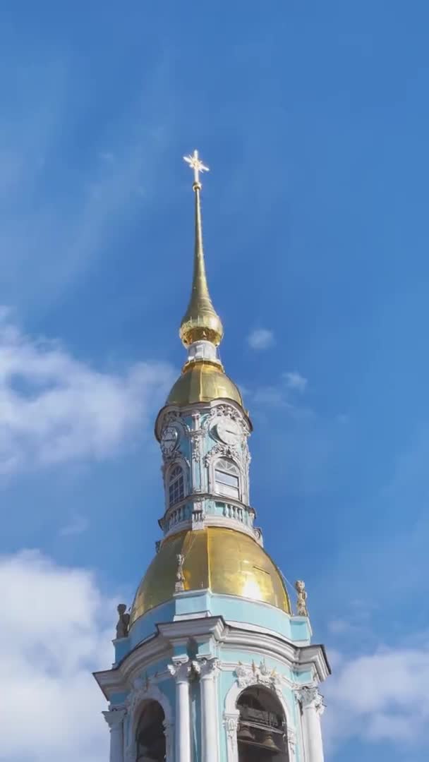 Nahaufnahme des Glockenturms der St. Nikolaus Naval Cathedral an einem klaren, sonnigen Frühlingstag — Stockvideo
