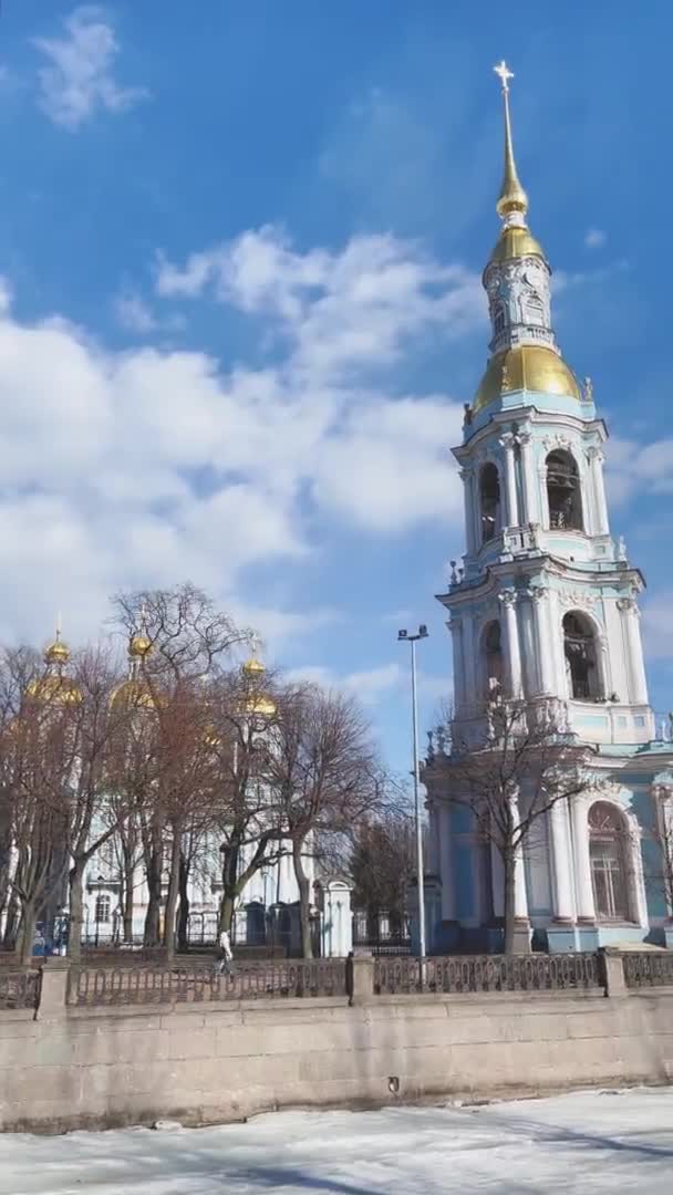 Pohled zblízka na zvonici katedrály sv. Mikuláše v jasném slunečném jarním dni — Stock video