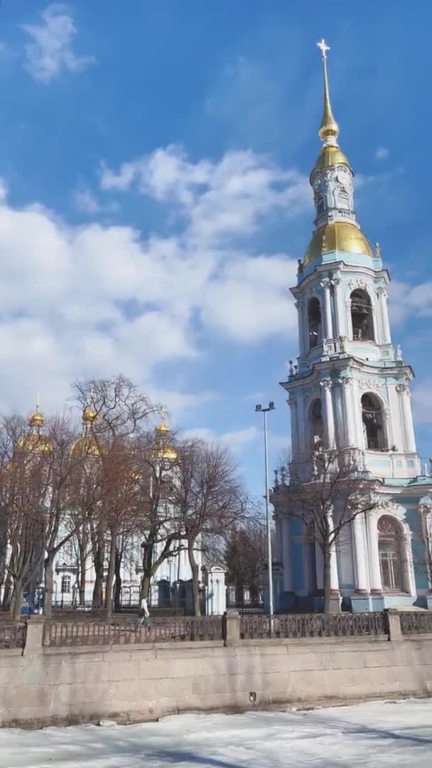 Nahaufnahme des Glockenturms der St. Nikolaus Naval Cathedral an einem klaren, sonnigen Frühlingstag — Stockvideo