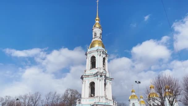 Close-up uitzicht op St. Nicholas Naval Cathedral klokkentoren in een heldere zonnige dag van de lente — Stockvideo