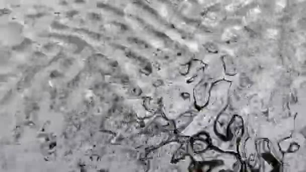Réflexion abstraite sur l'eau grâce à la flaque d'eau au vent, un spectacle envoûtant, surface réfléchissante l'eau, micro-ondes, texture de l'eau, personne — Video