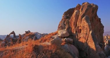 Kapadokya 'nın gün batımındaki muhteşem manzarası, Türkiye, dağlar ve kaya oluşumu, büyük boy görüntü, Goreme Ulusal Parkı, Aşk Vadisi, açık hava müzesi, Anadolu Anadolu, Unesco Bölgesi