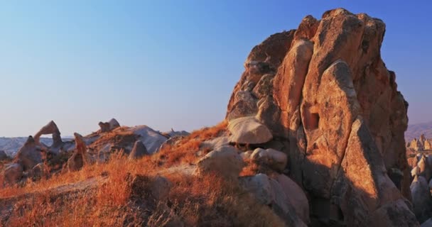 Het pittoreske panorama van Cappadocië bij zonsondergang, verbazingwekkend Turkije, Bergen en rotsformatie, grote afbeelding, Nationaal park Goreme, Liefdesvallei, openluchtmuseum, oude regio van Anatolië, Unesco — Stockvideo