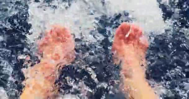 Los pies desnudos se bajan del barco en el agua en el día soleado, los pies del hombre adulto, el agua azul, salpicaduras y burbujas, el movimiento a gran velocidad — Vídeos de Stock