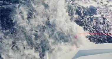 Güneşli havalarda teknenin altından akan azgın deniz suyu, yavaş çekim, tatil, mutlu zaman, gök mavisi suyu, hiç kimse