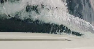Güneşli havalarda teknenin altından akan azgın deniz suyu, yavaş çekim, tatil, mutlu zaman, gök mavisi suyu, hiç kimse