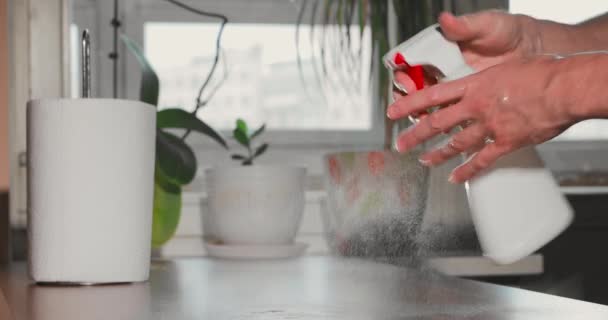 El hombre está limpiando las manos con desinfectante presionando el spray de botella, rollo de toallas de papel, desinfectando la piel de las manos durante la pandemia de coronavirus, epidemia de COVID-19. Lucha contra la propagación del virus — Vídeos de Stock