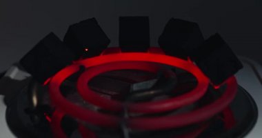 Nargile için yanan kırmızı kömürlerin hızlandırılması, elektrikli ısıtıcının ısıtılması, evde shisha hazırlama, kül