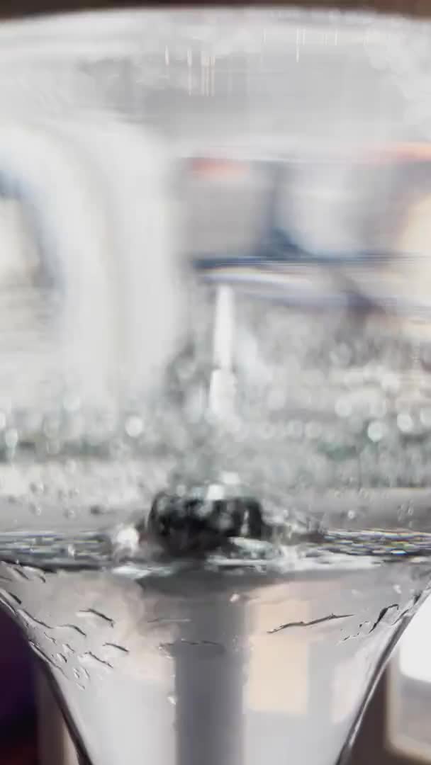 Video in primo piano astratto di bolle da un tubo in un vaso di vetro con acqua, una fiaschetta di narghilè, fiale d'aria su pareti di fiaschetta — Video Stock