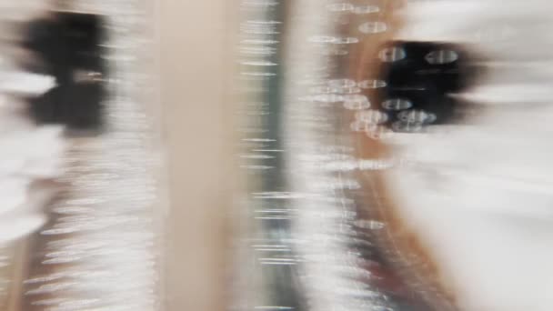 Lähikuva abstrakti video lasiastiassa olevasta putkesta, jossa on vettä, vesipullo, pulloja, joissa on ilmaa pullon seinillä — kuvapankkivideo