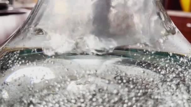 Крупный план абстрактного видео пузырьков из трубки в стеклянном сосуде с водой, колба кальяна, флаконы воздуха на стенках фляжки — стоковое видео