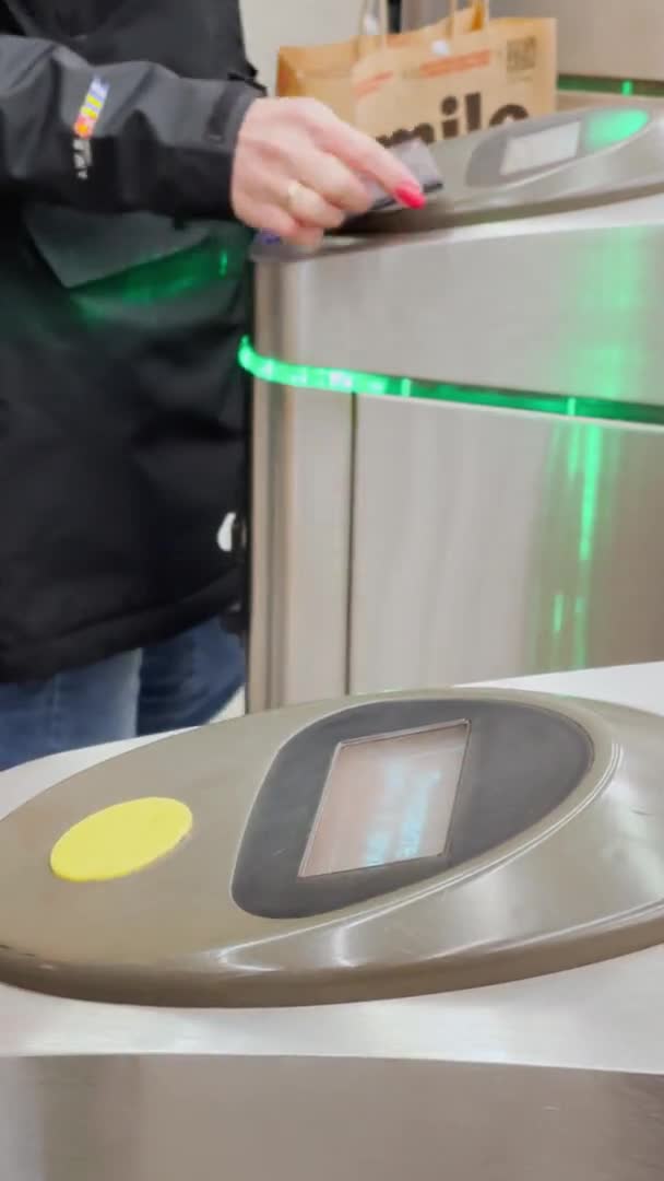 Russia, San Pietroburgo, 14 aprile 2021: I passeggeri mettono carte di abbonamento a terminali di pagamento contactless su un ingresso alla stazione della metropolitana, barriere, lettore di sistema nfc — Video Stock