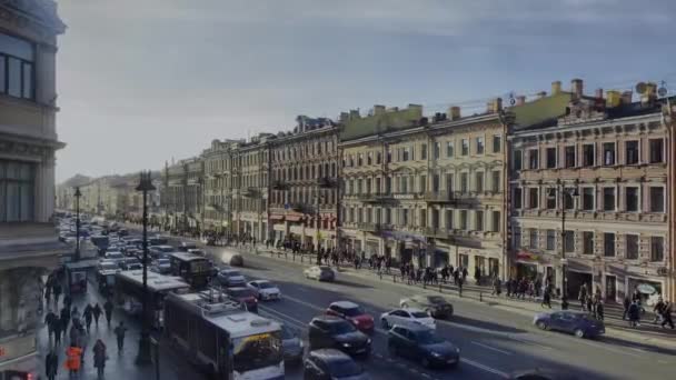 Rusya, St.Petersburg, 14 Nisan 2021: Nevsky Bulvarı 'nın mimarisi araba trafiği sırasında, bir sürü ulaşım aracı, insanların ve arabaların uzun gölgeleri — Stok video