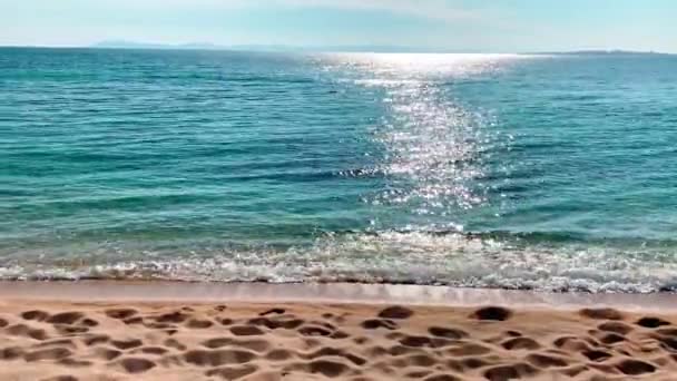 Plage vide sans touristes contre le conflit entre les pays de la Turquie et la Russie, eau azur calme, un chemin solaire, un endroit idéal pour une intimité — Video