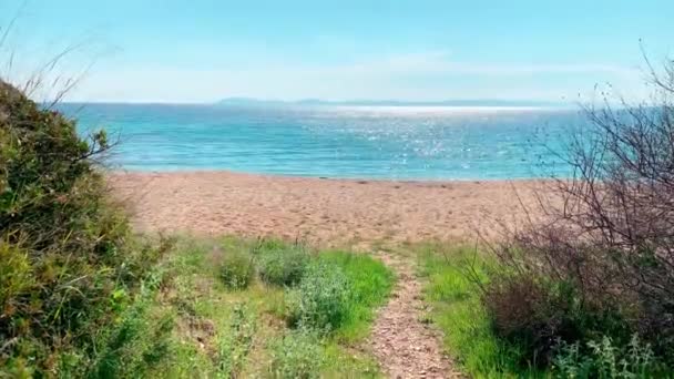 Facet w krótkich spodenkach idzie na plażę, na pustą plażę bez turystów przeciwko konfliktowi między krajami Turcji i Rosji, lazurową, spokojną wodę, ścieżkę słoneczną, idealne miejsce na prywatność — Wideo stockowe