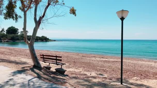Playa vacía sin turistas contra el conflicto entre los países de Turquía y Rusia, aguas tranquilas azules, un camino solar, un lugar ideal para una privacidad — Vídeos de Stock
