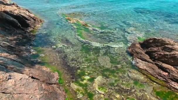 Malerische Meereslandschaft einer blauen Lagune mit scharfen Felsen bei Sonnenaufgang, felsige Küste, Berge im Hintergrund, ohne Touristen, azurblaues Wasser — Stockvideo