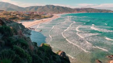Gün doğumunda boş bir halk plajı olan mavi bir göl manzarasının yavaş çekim görüntüleri, Rocky sahili, arka planda turistler olmadan dağlar, masmavi su.
