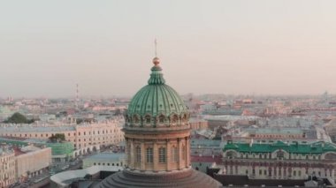 St 'deki Kazan katedralinin kubbesinin hava görüntüleri. Petersburg Rusya 'da gün batımında, güneş ışınlarında altın haç