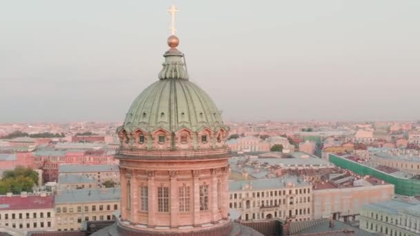 Nagranie z lotu ptaka kopuły kazańskiej katedry w St. Petersburg Rosja o zachodzie słońca, złoty krzyż w promieniach słońca — Wideo stockowe