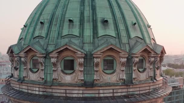 Съемка с воздуха купола Казанского собора в Санкт-Петербурге Петербург Россия на закате, золотой крест в лучах солнца, крупный план — стоковое видео
