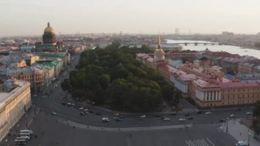  Palace Meydanı ve Alexander Sütunu 'nun günbatımında çekilmiş görüntüleri, St. Isaacs Katedrali' nin altın kubbesi, deniz kuvvetleri binası, küçük insanlar yürüyor, araba trafiği...