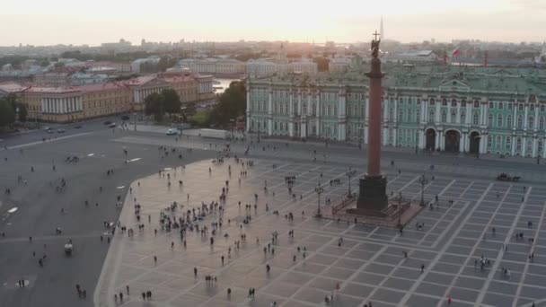 Imagini aeriene din Piața Palatului și Coloana Alexandru la apusul soarelui, îngerul cu cruce, Palatul de Iarnă, Schitul, clădirea Amiralității, oamenii mici — Videoclip de stoc