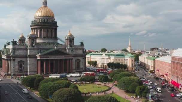 Aero footage of St. Isaac Cathedral and the square, panorama of the city in a sunny weather, the museum Hermitage, Palace Square, the river Neva, Peter and Paul Fortress, golden dome — Stock Video