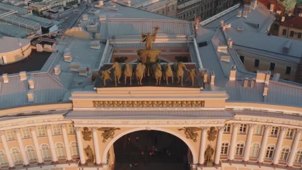 Εναέρια πλάνα της πλατείας του Παλατιού μέσα από ένα θριαμβευτικό άρμα, πίσω όψη, φτερωτό Νικ, σύμβολο στρατιωτικής δόξας, πάνω από την αψίδα του κτιρίου του Γενικού Επιτελείου, τη φάλαγγα του Αλεξάντρ, το Χειμερινό Παλάτι — Αρχείο Βίντεο