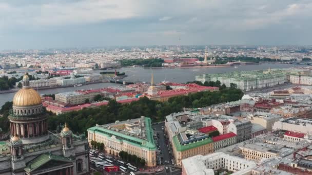 Кадри собору Святого Ісаака і площа, панорама міста в сонячну погоду, музей Ермітаж, Палацова площа, річка Нева, фортеця Петра і Павла, золотий купол. — стокове відео