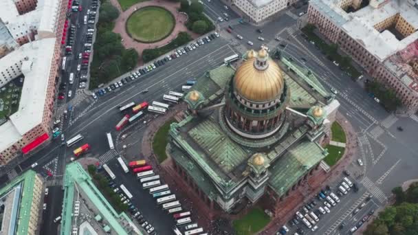 Russia, San Pietroburgo, Giri aerei della cattedrale di Isaac al tramonto, panorama della città, paesaggio urbano, cupola dorata, riflesso del sole, piazza, autobus turistici nuova cattedrale, traffico automobilistico — Video Stock