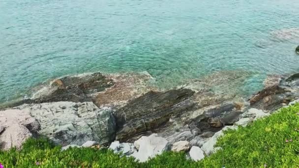一个风景如画的大海景观蓝色的泻湖，日出时有尖锐的岩石，落基海岸，没有游客，蔚蓝的水 — 图库视频影像