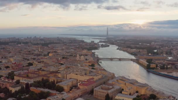 Den ryska Venedig, Flygbilder av centrum av Sankt Petersburg, Ryssland på kvällen, Flyg över floden och vindbryggor vid solnedgången, stadsbilden i skymningen, skyskrapa på bakgrunden, — Stockvideo