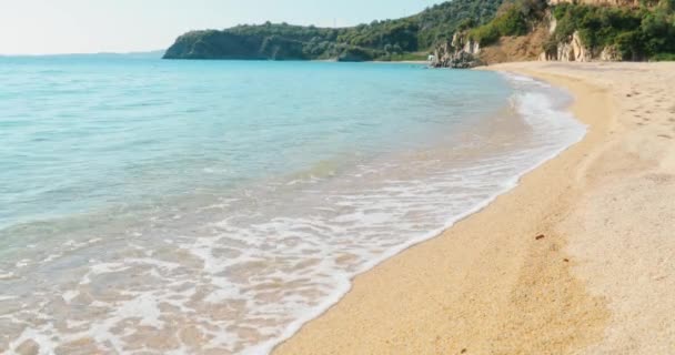 Uma paisagem pitoresca do mar de uma lagoa azul com uma praia pública vazia ao nascer do sol, costa rochosa, montanhas em um fundo, sem turistas, água azul — Vídeo de Stock