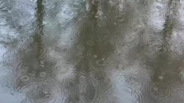 Yağmurlu havalarda su birikintisindeki suyun yansımasının soyut görüntüleri, yansıtıcı yüzey su, mikro dalgalar, su dokusu, hiç kimse