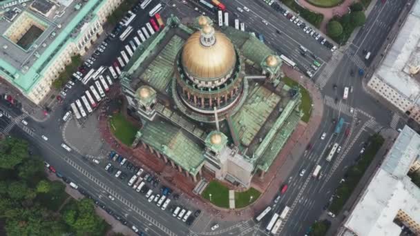 俄罗斯，圣彼得堡，日落时艾萨克大教堂的空中圆形画面，城市全景，城市景观，金色穹顶，阳光反射，广场，旅游巴士新大教堂，汽车交通 — 图库视频影像